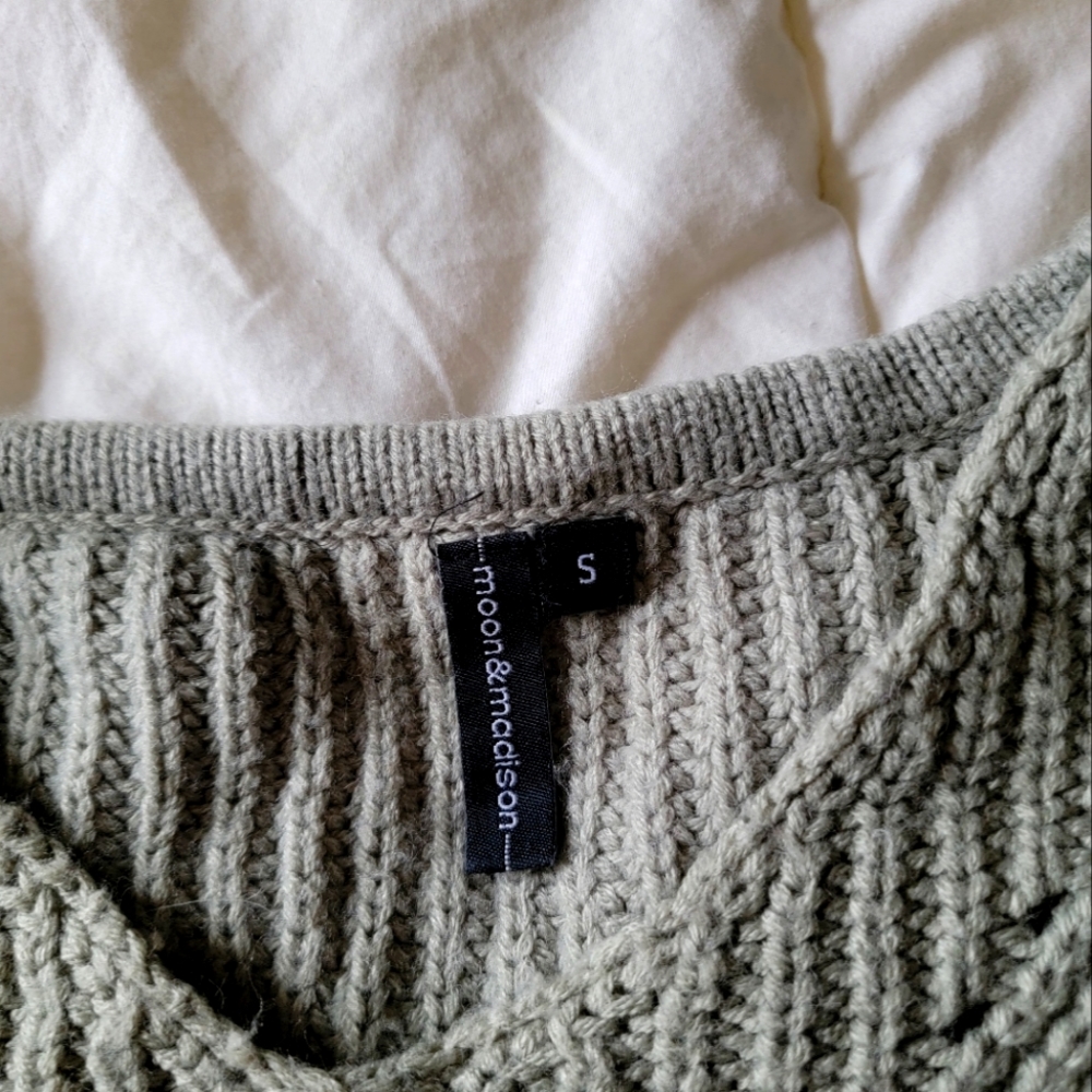 Moon&Madison cropped sweater.